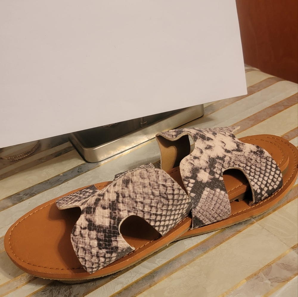 Universal Thread Cream Sandals with Textured Straps